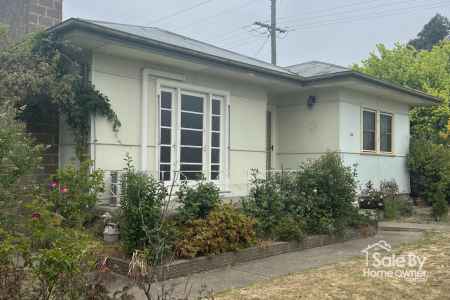 FOR SALE 54 Wellington Street BOMBALA, 3 Bedroom Home, Large Flat Corner Block, walk to shops 300m