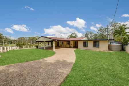 Country Living Meeting Convenience - Acreage Lifestyle