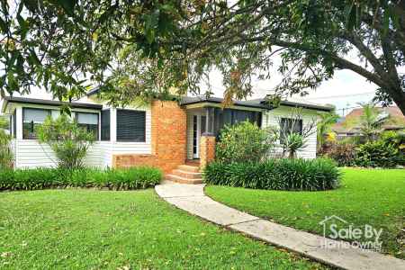 Beautifully Renovated Hampton-Style Home close to town