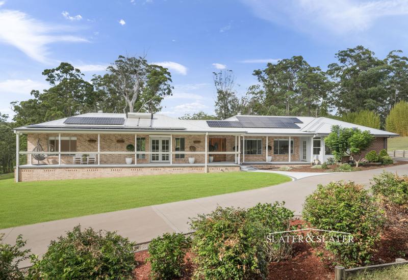 Exceptional and versatile family property on 9.43 acres