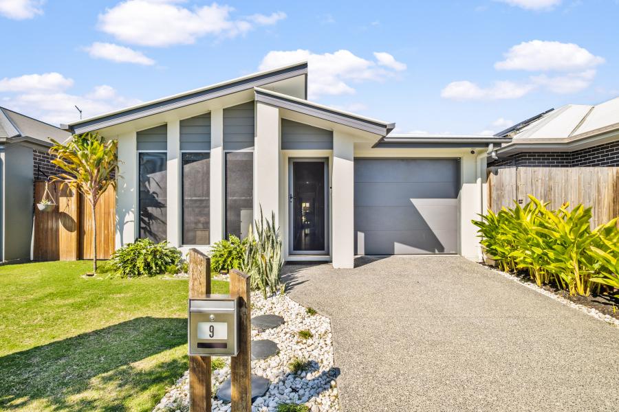 Harmony Estate Gem - Stylish, Low-Maintenance with a Spacious Backyard
