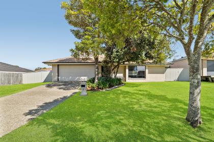 Peaceful Family Haven on a Large 736m² Block with Dual Side Access - Right in the Heart of Caloundra