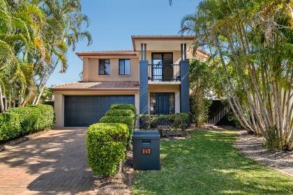 Private Family Retreat with Pool, Space & Nature on Your Doorstep 