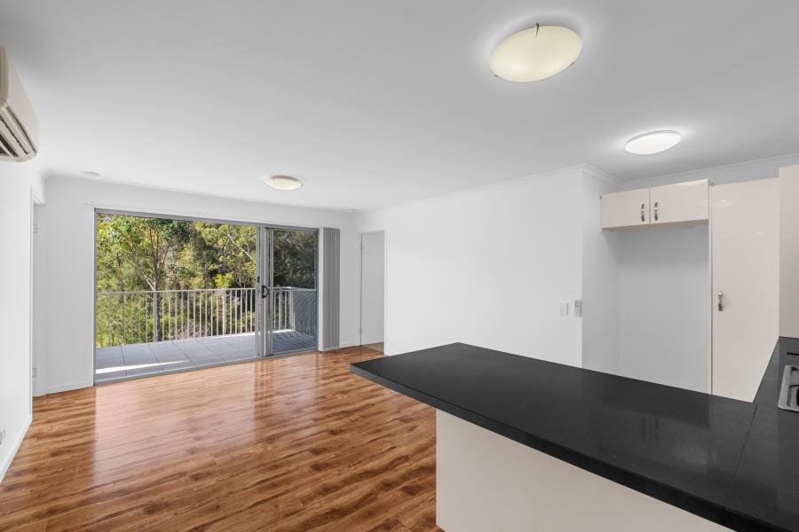 Stylish 2-Bedroom, 2-Bathroom Unit with Nature Reserve Views - Prime Location!