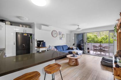 Central, Stylish & Serene - 2-Bedroom Apartment Backing Onto Nature