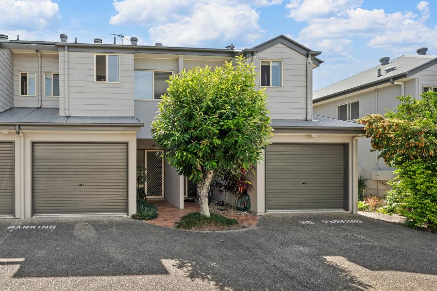 Resort-Style Living Near the University, Shops & Local Cafés