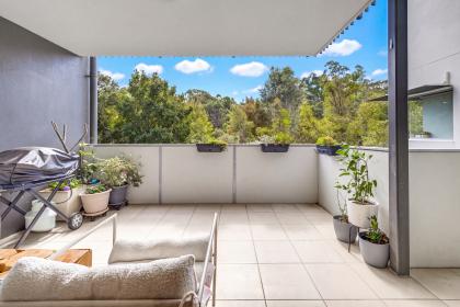 Contemporary Low-Maintenance Living with a Leafy Outlook