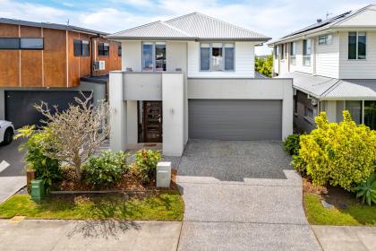 Backing Directly onto Parkland in a Peaceful Palmview Setting