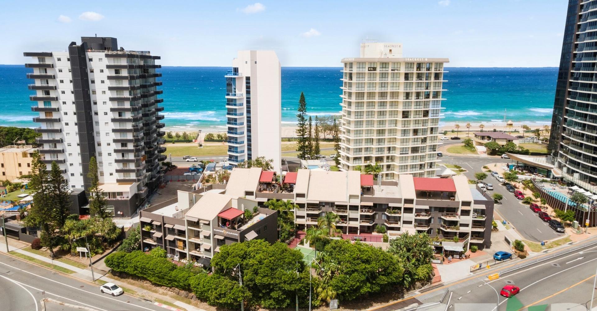 Large 2 Bedroom Ground floor Oceanside Apartment. Star Property