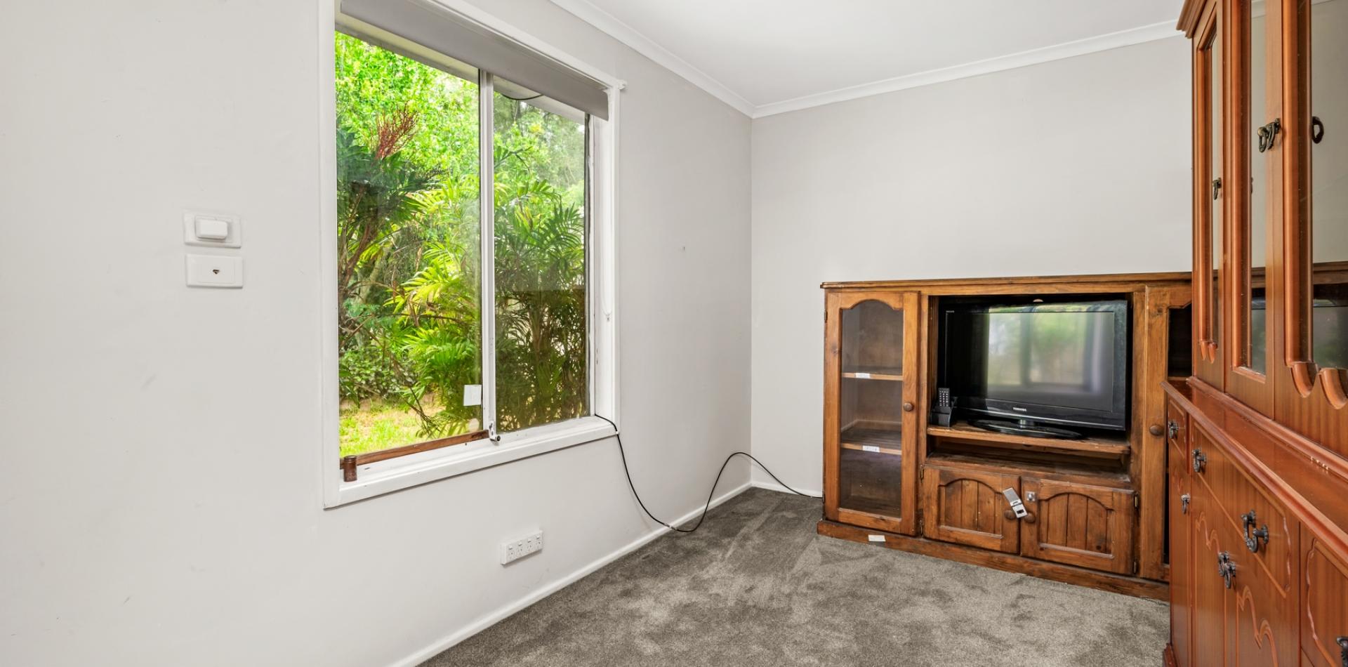 FAMILY FRIENDLY NEIGHBOURHOOD Steve Bates Real Estate