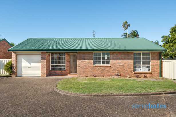 Stylishly Renovated, Low-Maintenance Living in Lakeside