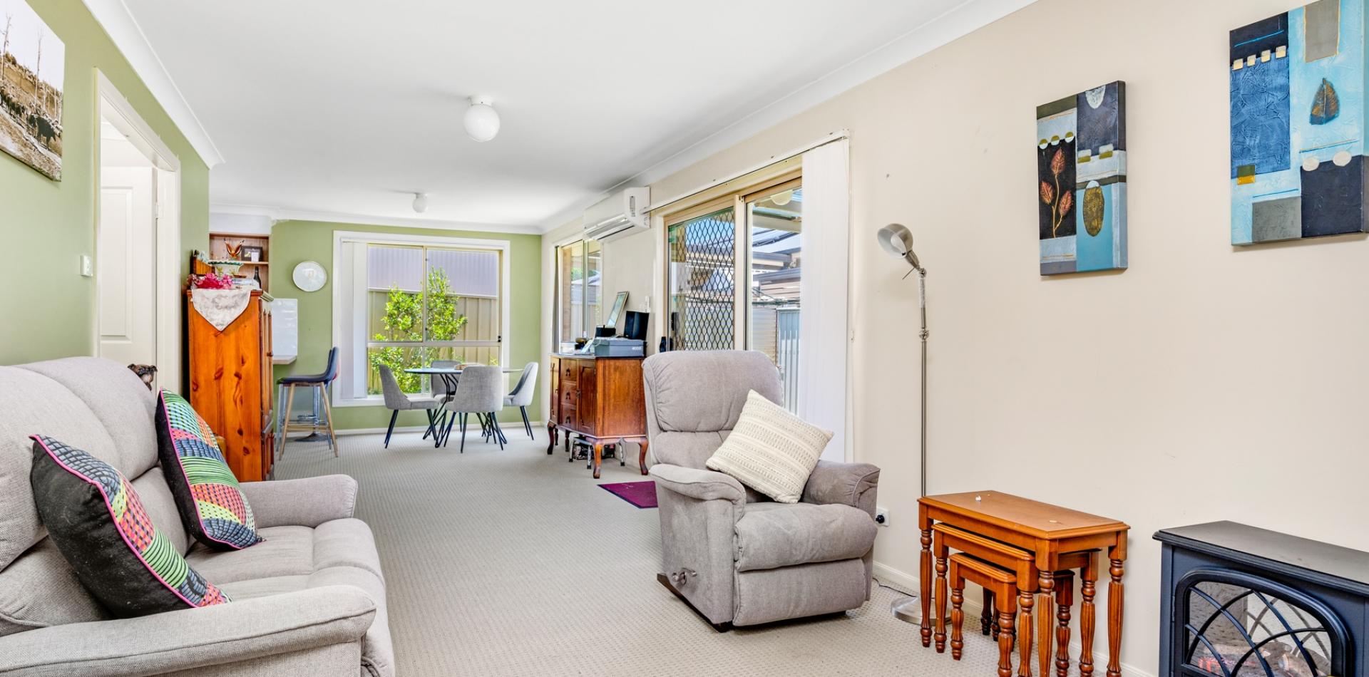 BRIGHT AND LIGHT LOWMAINTENANCE LIVING Steve Bates Real Estate