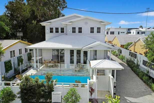 Modern Townhouse close to Noosa River.