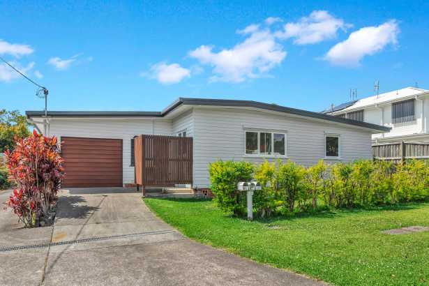 AVAILABLE NOW!! Renovated Home in the heart of Cooroy