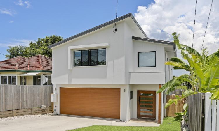 Bayside Stunner Oozes Ultimate Appeal!