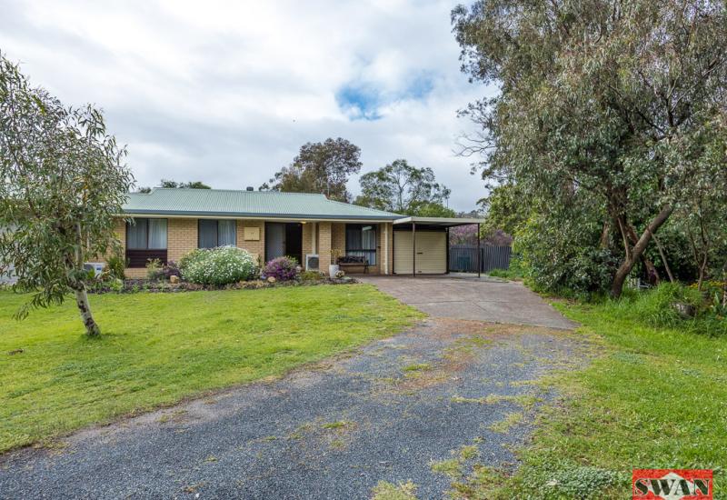 UNIQUE PROPERTY LOCATED OPPOSITE "WATTON PARK"  HAS A PLETHORA OF BIRDLIFE AND FAUNA, WALK PATHS AND EASY ACCESS TO THE COLES SHOPPING CENTRE