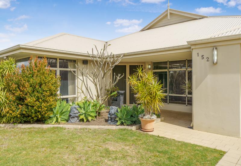 OFFERS IN THE $800s.  OPEN SUNDAY 5th OCTOBER 11-11.45am.  EXTRA LARGE FAMILY HOME WITH SO MANY FEATURES...........