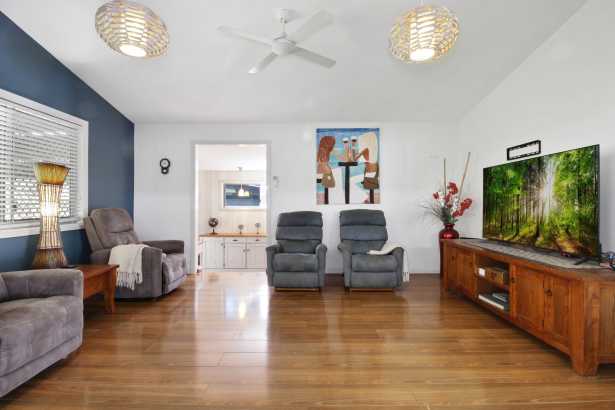 Private Dual-Living Retreat Overlooking Conservation - Walk to the Water