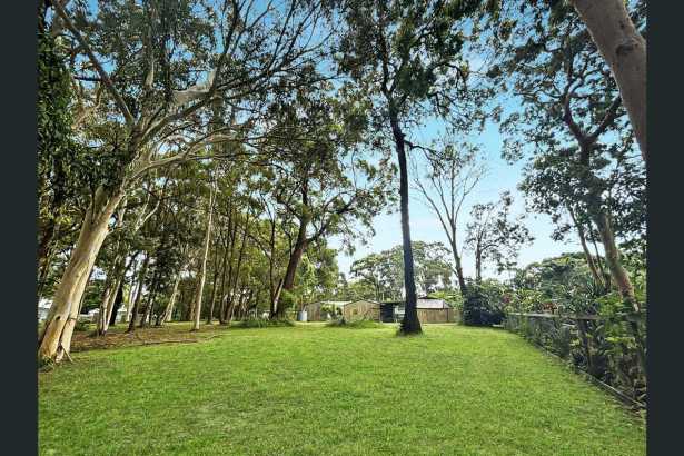 Elevated, Sandy-Soil Block in a Quiet, Tree-Lined Street