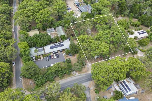 Attention Investors - Prime Commercial Land 4,047m2 in The Heart of Macleay Island - Endless Opportunities!