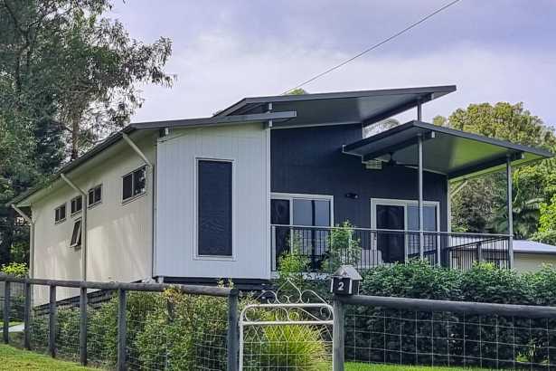 Cute as a Button – Stylish, Easy-Care Island Living