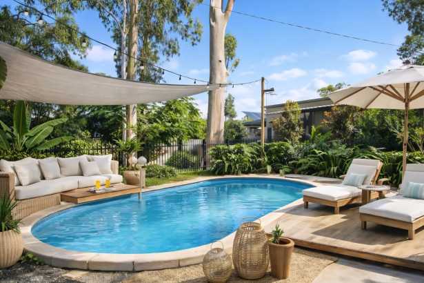 Private Oasis, fully fenced with Swimming pool, Close to amenities  - stroll to the Waters Edge!