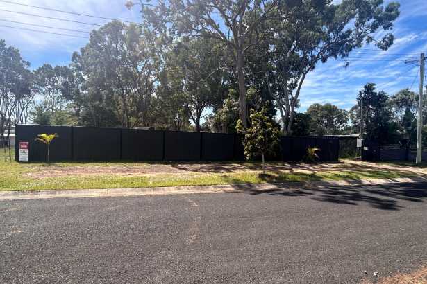 Fully fenced 1,348m2 block