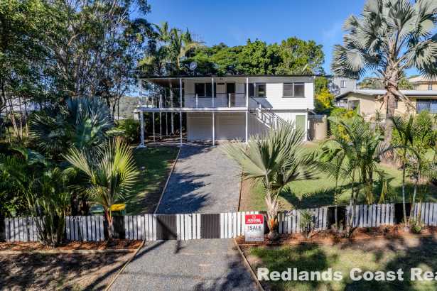 Island Charm, Big Verandahs & Water Glimpses – Fully Renovated and Ready Now