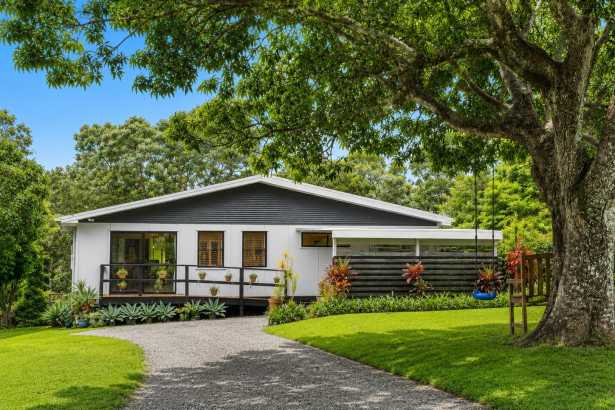 Stunning & Spacious Island Home on a huge Double Block with Golf Course Views - Dual Street Access