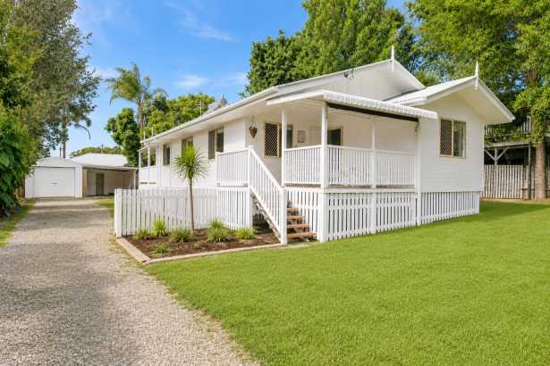 Charming 3 Bed - Family home -- Walk to Water, Shops & School -- Entertain on Expansive Decks!