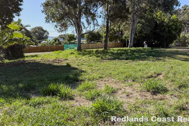 Corner Block Near Clarkes Point – Sea Breezes & Island Serenity