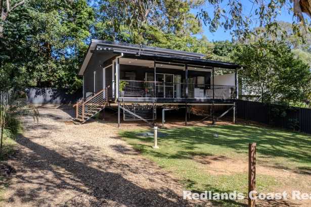 IMMACULATE, LOW-MAINTENANCE ISLAND LIVING – MODERN 2 BED HOME