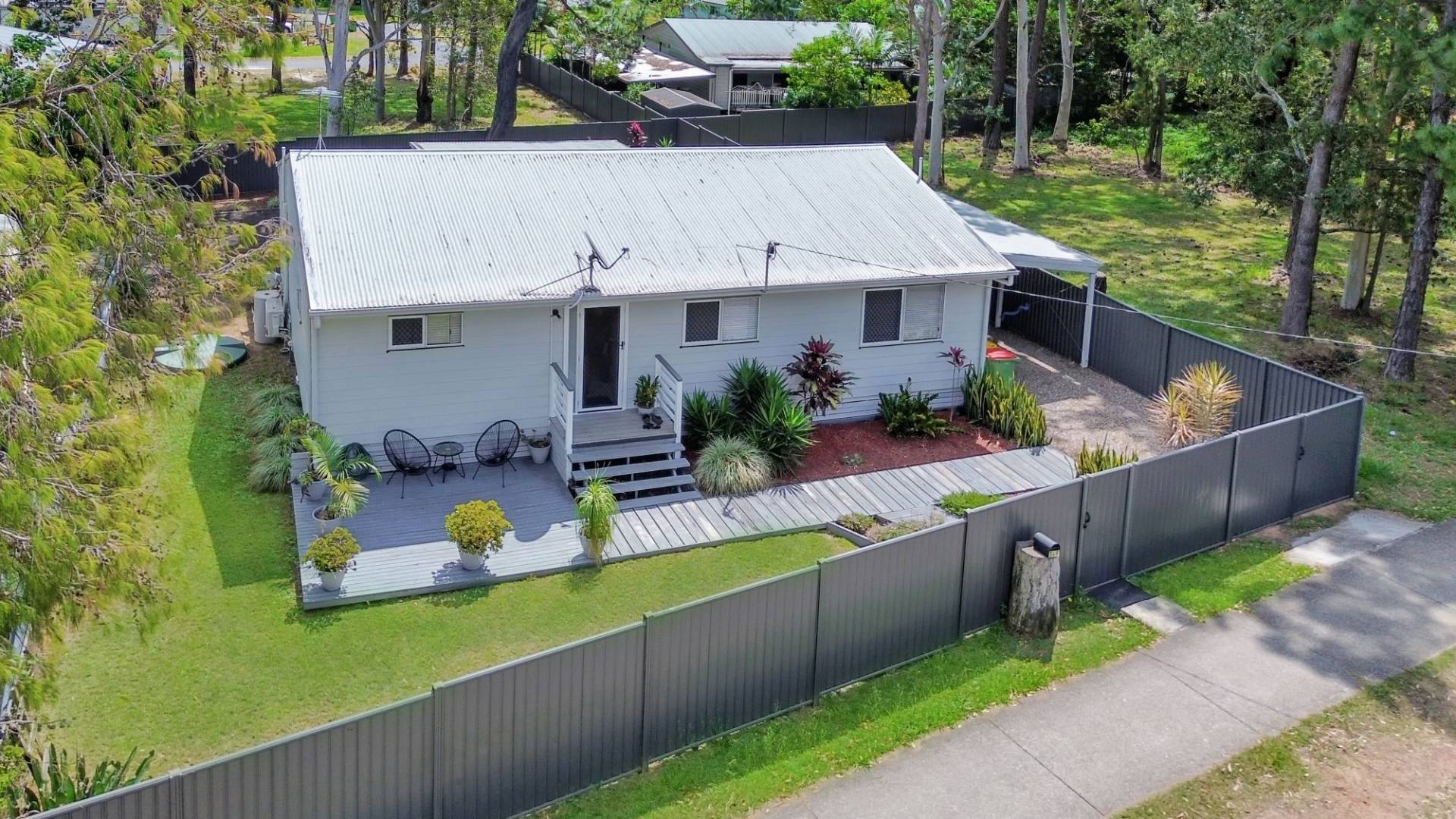 249 High Central Road, Macleay Island - Image 1