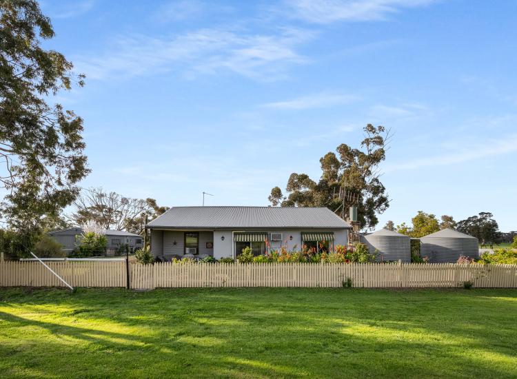 Charming Cottage on Acreage – Perfect for Lifestyle Buyers