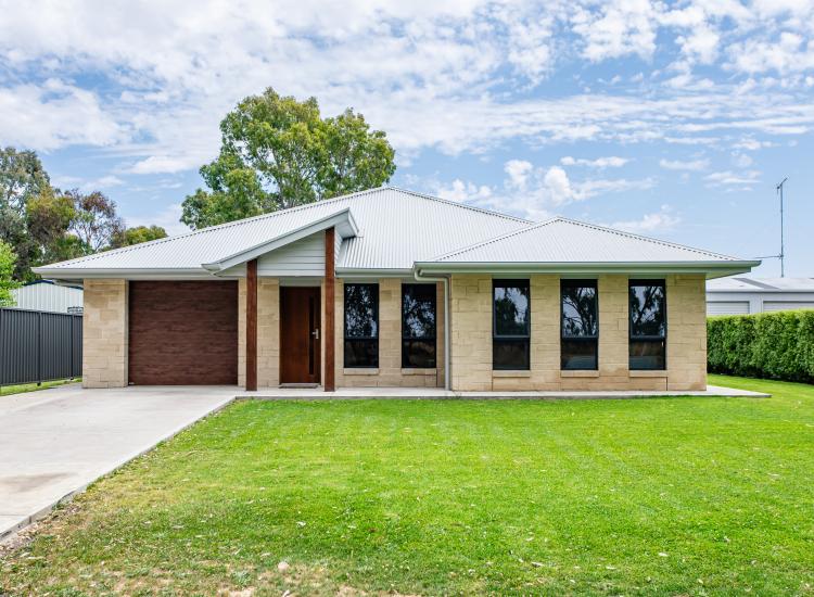 Modern Luxury Meets Tranquil Rural Outlook – A Standout New Build in Penola