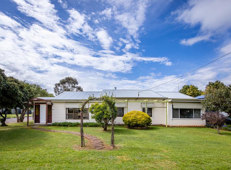 Huge Family Home on Corner Allotment
