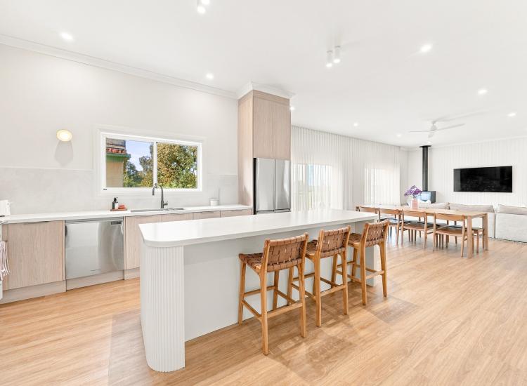 Stunning renovated home one minute from Penola