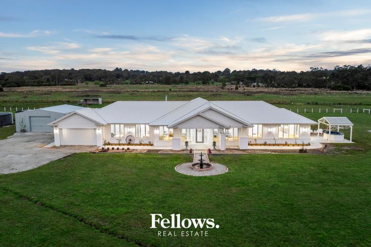 Elegance, class & sophistication! on 5 acres