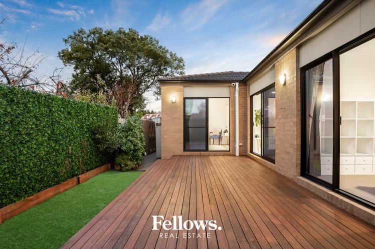 The ultimate lifestyle & convenience, close to town.