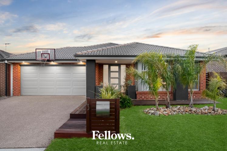 A Modern Family Retreat with Entertaining Flare