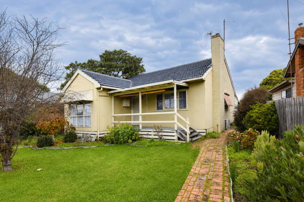 Quiet 3 Bedroom Home with Double Garage and Rear Access