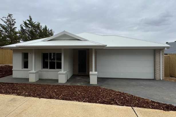 Welcome to a stunning Hampton-style residence that delivers space, style and sophistication on an impressive scale!