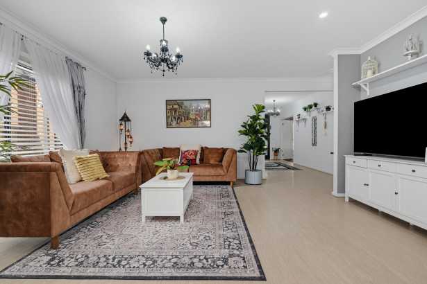 Modern Easy Living in the Heart of Kinbrook Estate ( Extra Bonus Inclusions !!!)
