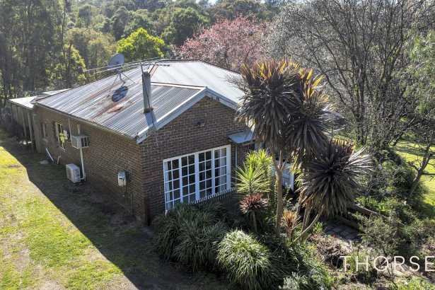 Country Lifestyle, Equestrian Facilities and Two Titles on 24 Acres