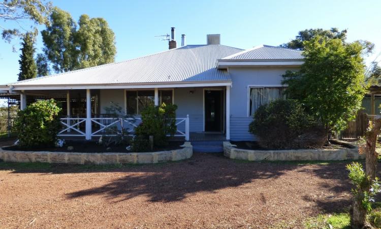 1950’s Cottage with so much potential!