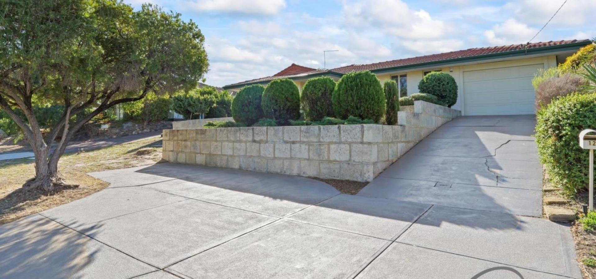 WELL PRESENTED HOME CLOSE TO SOUTHLANDS & SCHOOLS ON ELEVATED POSITION!