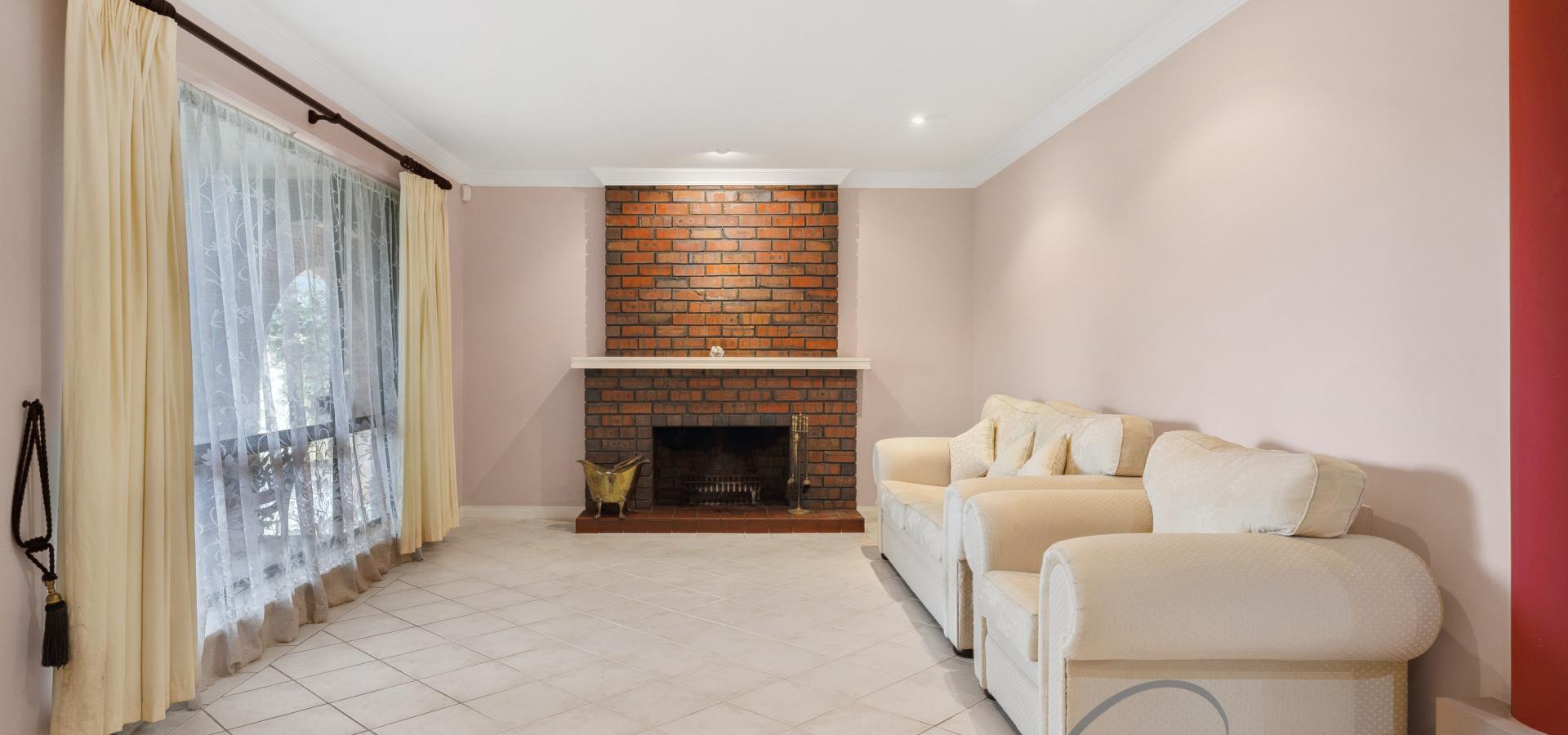 FABULOUS HOME CLOSE TO WILLETTON SENIOR HIGH!