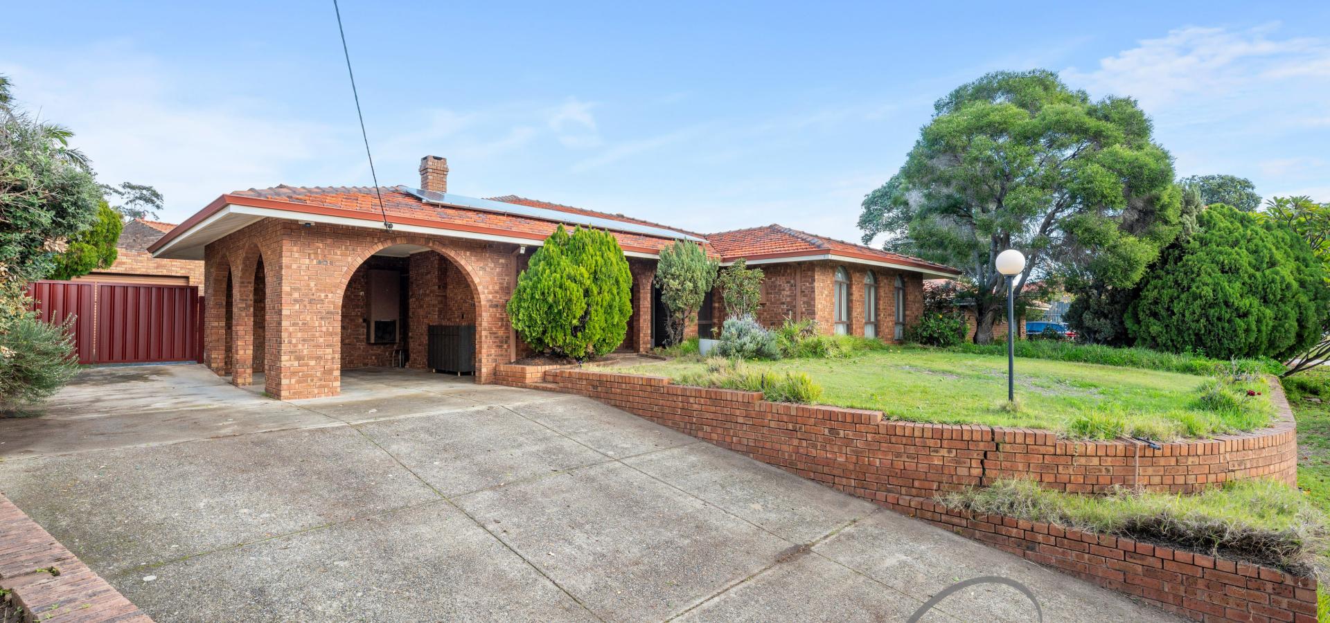 FABULOUS HOME CLOSE TO WILLETTON SENIOR HIGH!