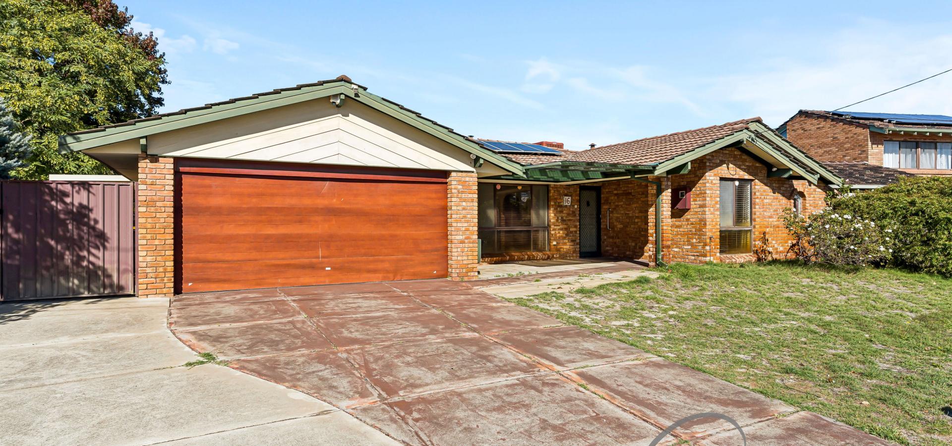 POTENTIALLY SUBDIVIDABLE R40 RHSZ HOME!
