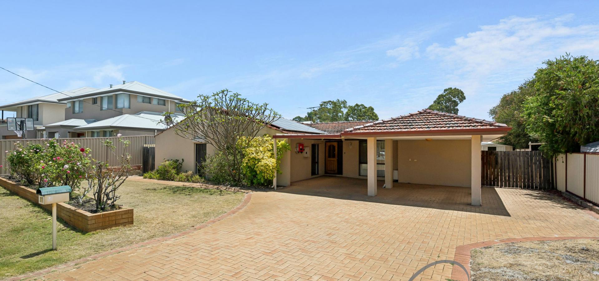 RENOVATED HOME CLOSE TO WILLETTON SENIOR HIGH SCHOOL ZONED R40 POTENTIALLY SUBDIVIDABLE BLOCK!